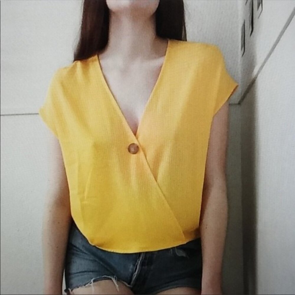BP. Women’s sleeveless v neck‎ yellow crop top size L